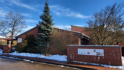 Anfang 2023 hatte die Stadt den Guten Hirten erworben. In dem Gebäude ist die Kita Unterm Himmelszelt untergebracht. Im Zuge der vorbereitenden Untersuchungen für eine Sanierung wurden in den Räumen erhöhte Schadstoffwerte festgestellt.  (Foto: Albert Schülein)