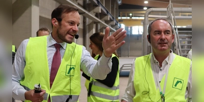 Geschäftsführer Dr. Stephan Lang (links) erklärte Wirtschaftsminister Hubert Aiwanger (rechts), wie im Sägewerk in Wilburgstetten Bäume zu Brettern verarbeitet werden. (Foto: Thomas Schaller)