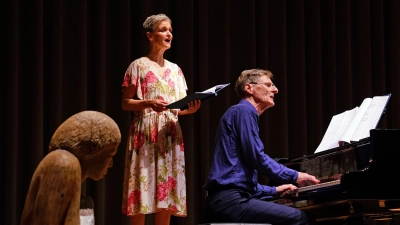 Schufen eine vielstimmige Text-Musik-Collage zu Kaspar Hauser: Claudia Dölker und Hartmut Scheyhing. (Foto: Elke Walter)