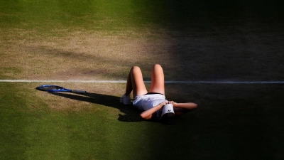 Linda Noskova feiert den größten Erfolg ihrer Tennis-Karriere. (Foto: John Walton/PA Wire/dpa)