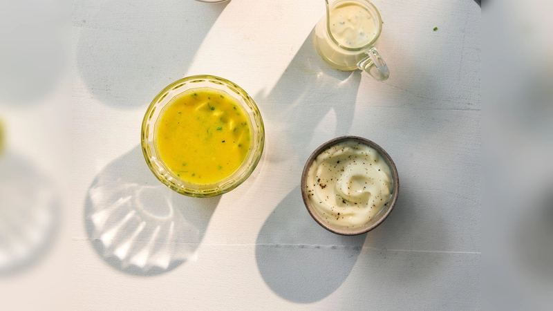 Gehören zu den Basic-Dressings in der Küche, die sich jeweils noch aufpeppen lassen: French-Dressing, klassische Vinaigrette, Sahnedressing und klassische Mayonnaise. (Foto: Oliver Brachat/ZS Verlag/dpa-tmn)