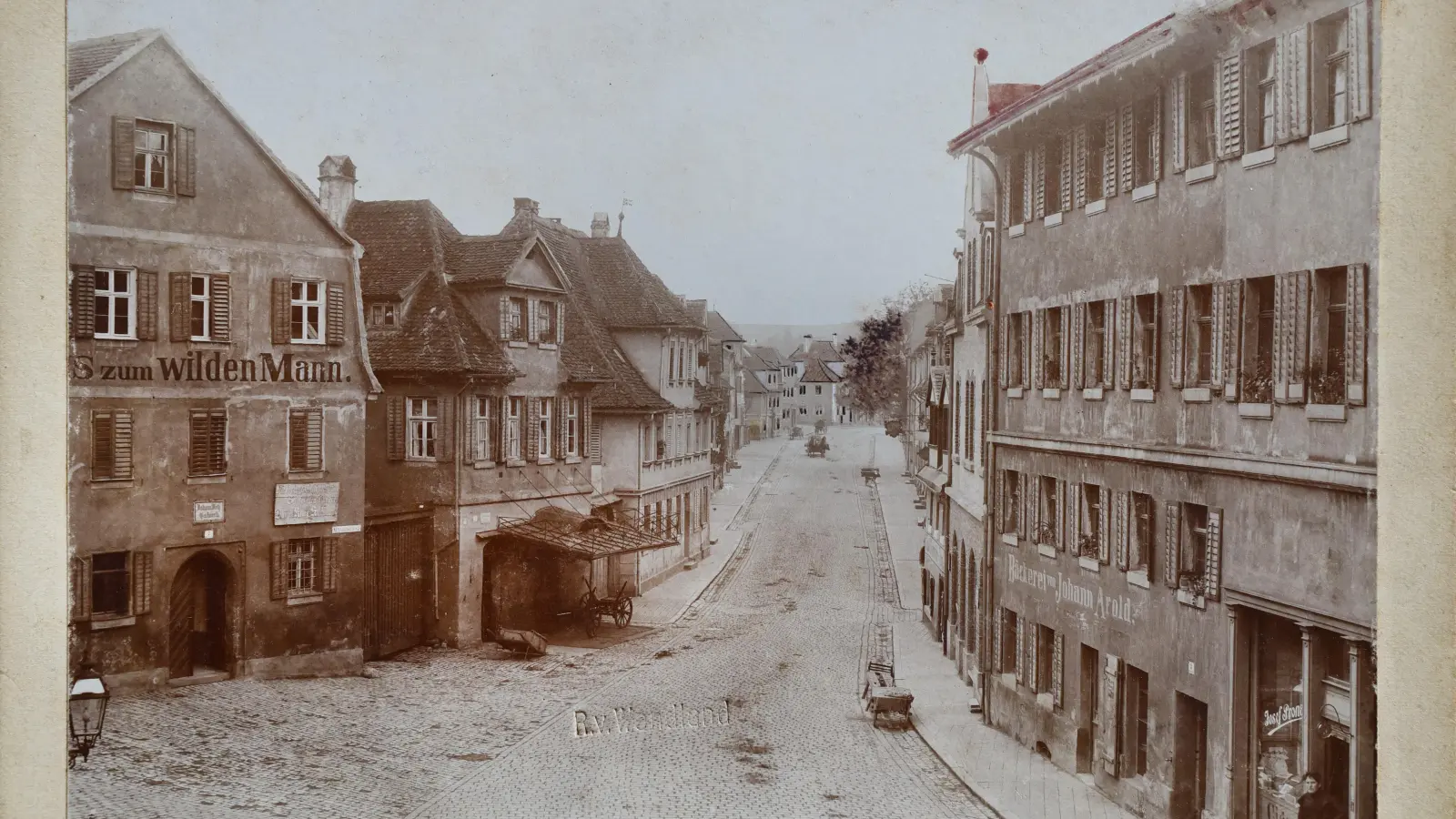 Anwohner beschweren sich über den Staub in den äußeren Stadtteilen, in der Nürnberger Straße soll es besonders schlimm sein. Links ist die Gaststätte zum wilden Mann zu sehen. In diesem Bereich befindet sich heute das Gebäude der Fränkischen Landeszeitung. (Repro: Jim Albright)