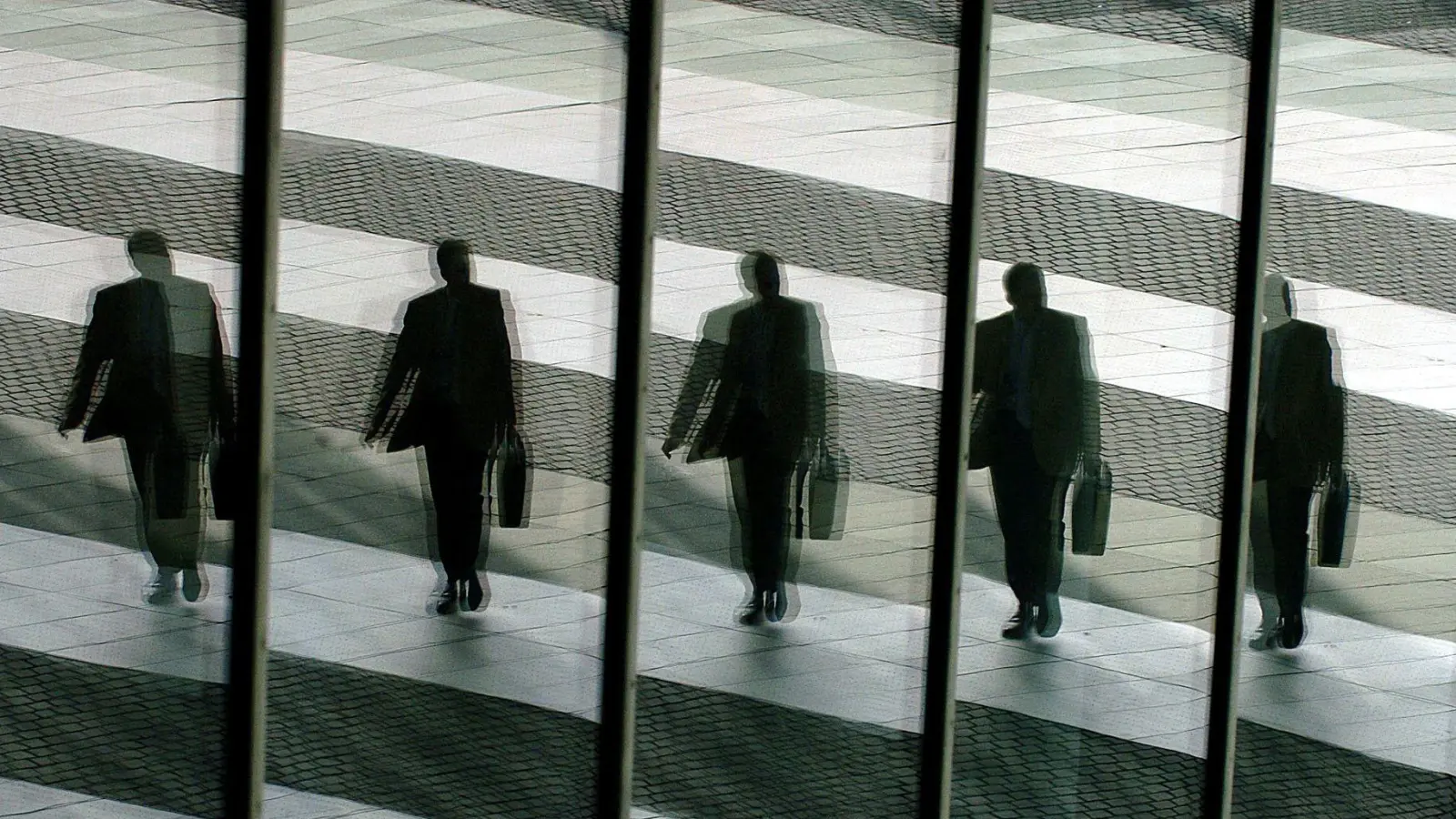 Ein Arbeitnehmer, mehrere Jobs: Eine Nebentätigkeit kann die Finanzen aufbessern - wenn man die Spielregeln beachtet.  (Foto: picture alliance / Oliver Berg/dpa/dpa-tmn)