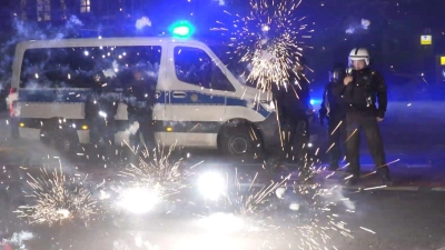 Polizisten, Feuerwehrleute, Ärzte und andere Helfer geraten in Silvesternächten immer wieder in gefährliche Situationen und werden gezielt attackiert. (Archivfoto) (Foto: Julius-Christian Schreiner/TNN/dpa)