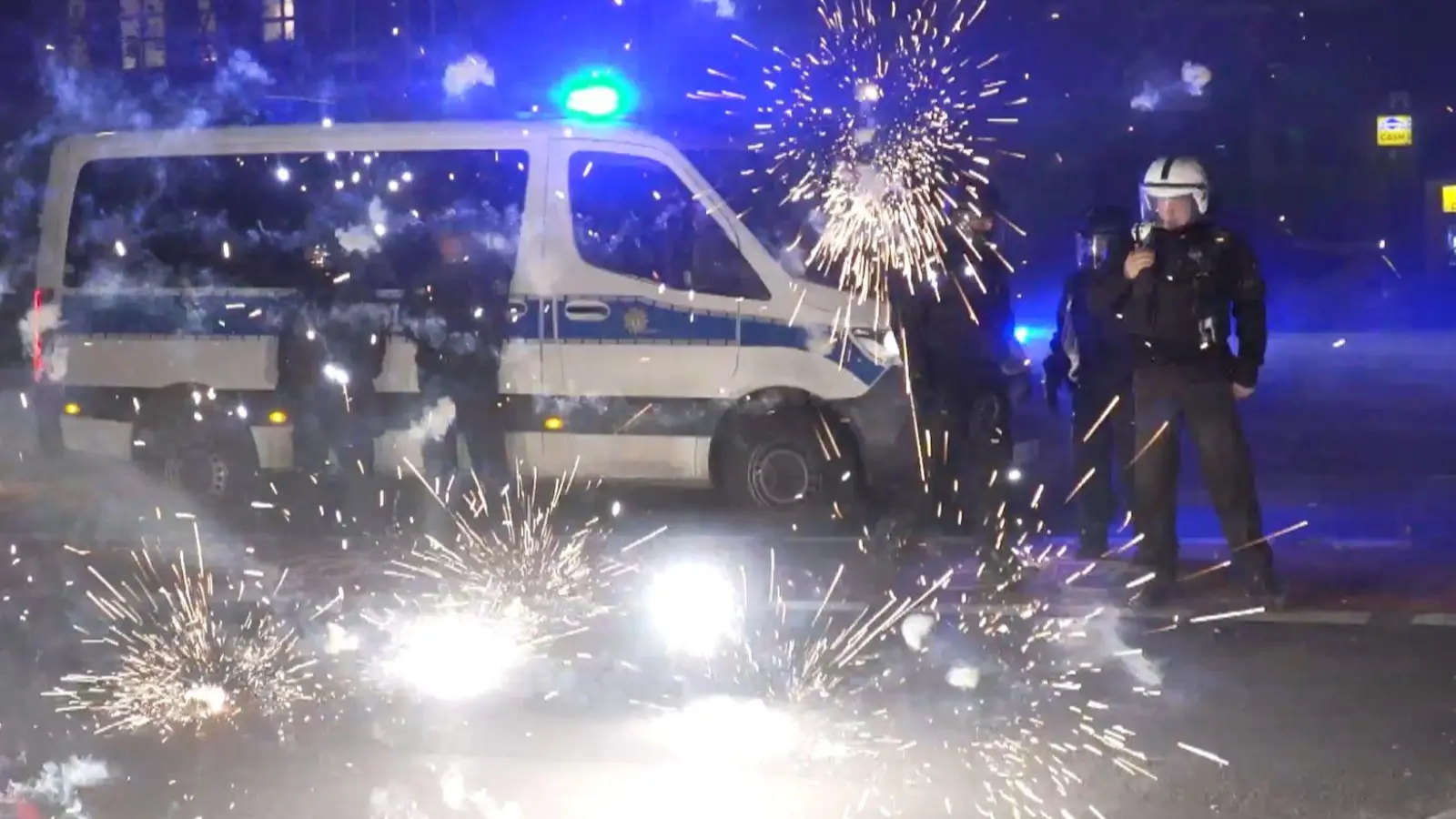 Polizisten, Feuerwehrleute, Ärzte und andere Helfer geraten in Silvesternächten immer wieder in gefährliche Situationen und werden gezielt attackiert. (Archivfoto) (Foto: Julius-Christian Schreiner/TNN/dpa)