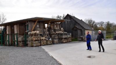 Museumsleiter Dr. Herbert May (rechts) und Bauhofleiter Ernst Baßler erläutern die moderne Bodenplatte, auf welcher der Stadel aus Reuth am Wald wieder aufgebaut wird. Ganze Mauerteile wurden komplett nach Bad Windsheim gebracht und eingelagert. (Foto: Kurt Güner)