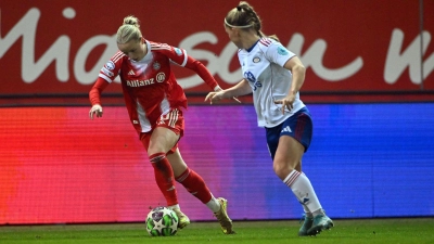 Franziska Kett und die Bayern-Fußballerinnen gewinnen das letzte Spiel des Jahres. (Archivbild) (Foto: Jens Niering/dpa)