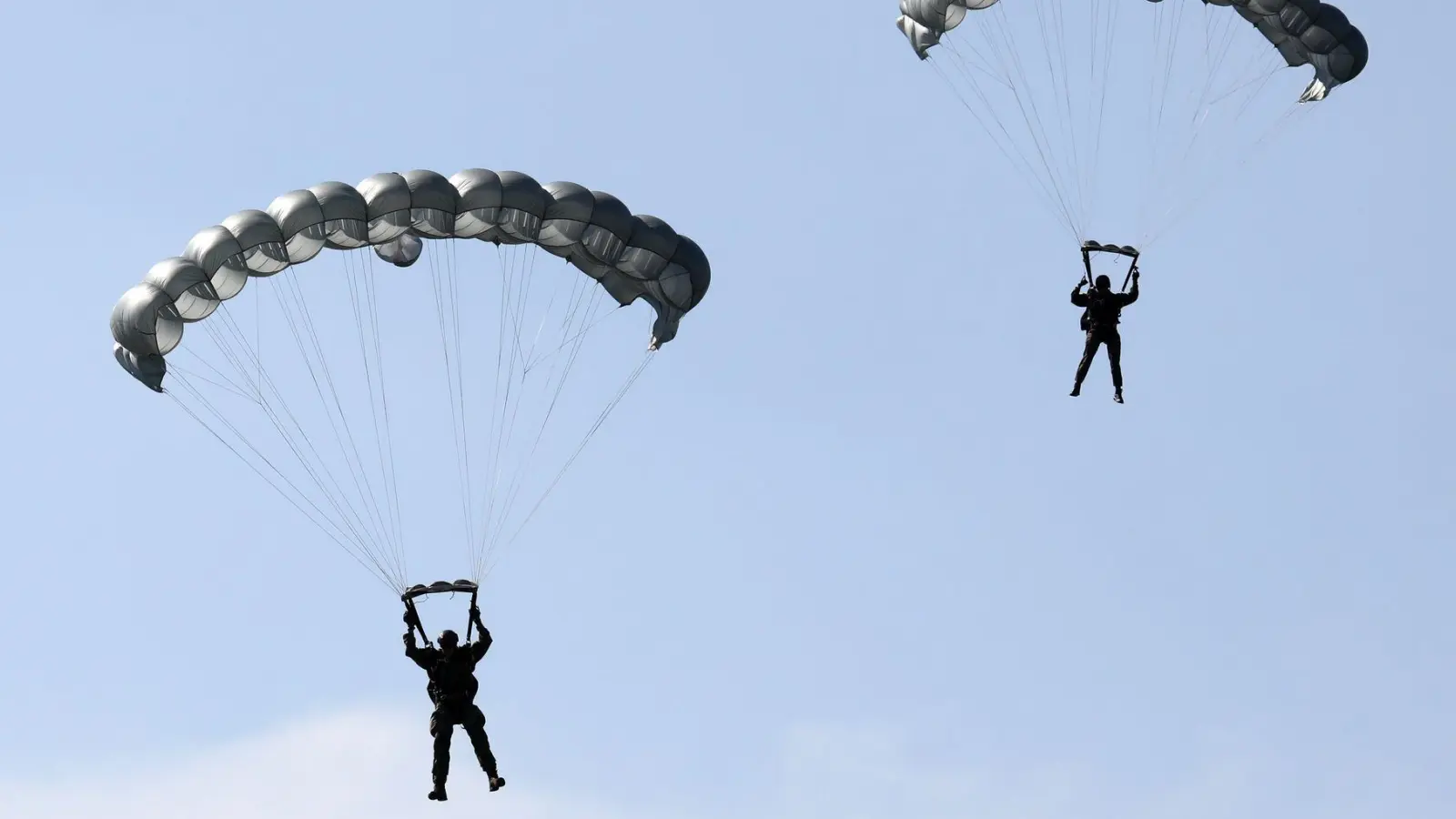 Schockierende Augenblicke erlebte eine Gruppe von Fallschirmspringern in Australien, doch am Ende ging alles glimpflich aus. (Symbolbild) (Foto: Bernd Wüstneck/dpa-Zentralbild/dpa)