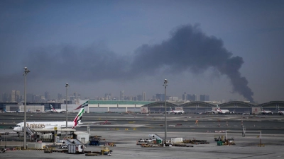 Trotz laufender Angriffe starten und landen einige Flugzeuge in Dubai. (Foto: Altaf Qadri/AP/dpa)