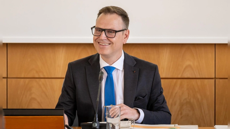 Landrat Dr. Christian von Dobschütz während einer Kreistagssitzung:  (Foto: Mirko Fryska)