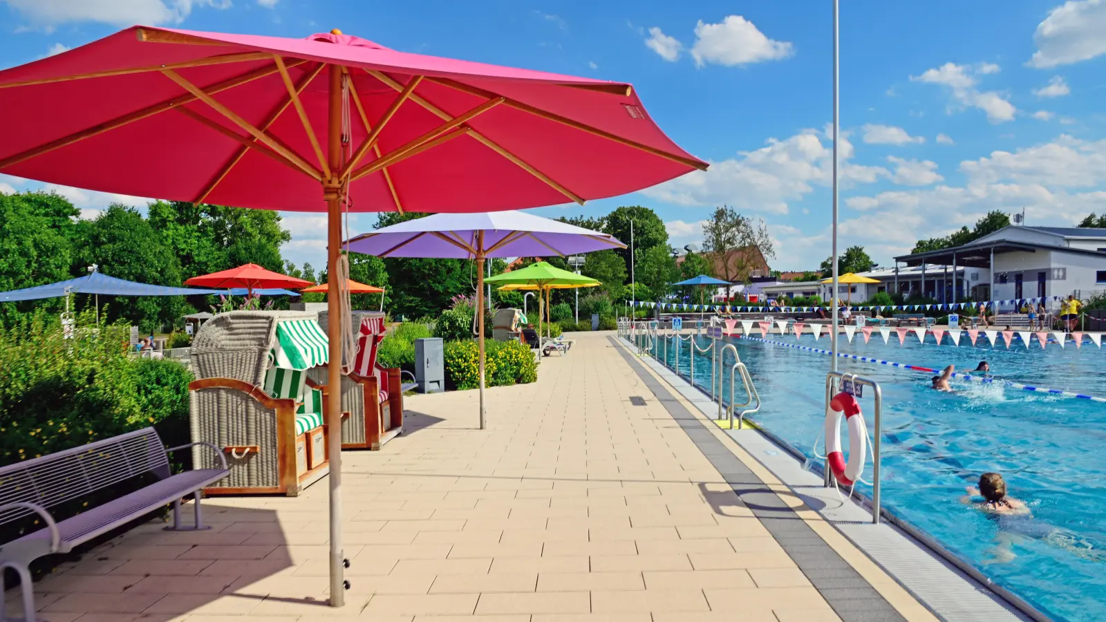 Noch bis zum Sonntag, 24. September, hat das Ansbacher Freibad in diesem Jahr geöffnet. Badefreunde haben also noch eine Woche Zeit, um sich im frischen Nass abzukühlen – sofern das Wetter mitspielt. (Foto: Jim Albright)