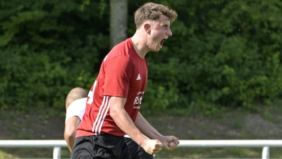 Oscar Ladenburger (Aufkirchen) jubelt über seinen 3:2-Siegtreffer. (Foto: Martin Rügner)