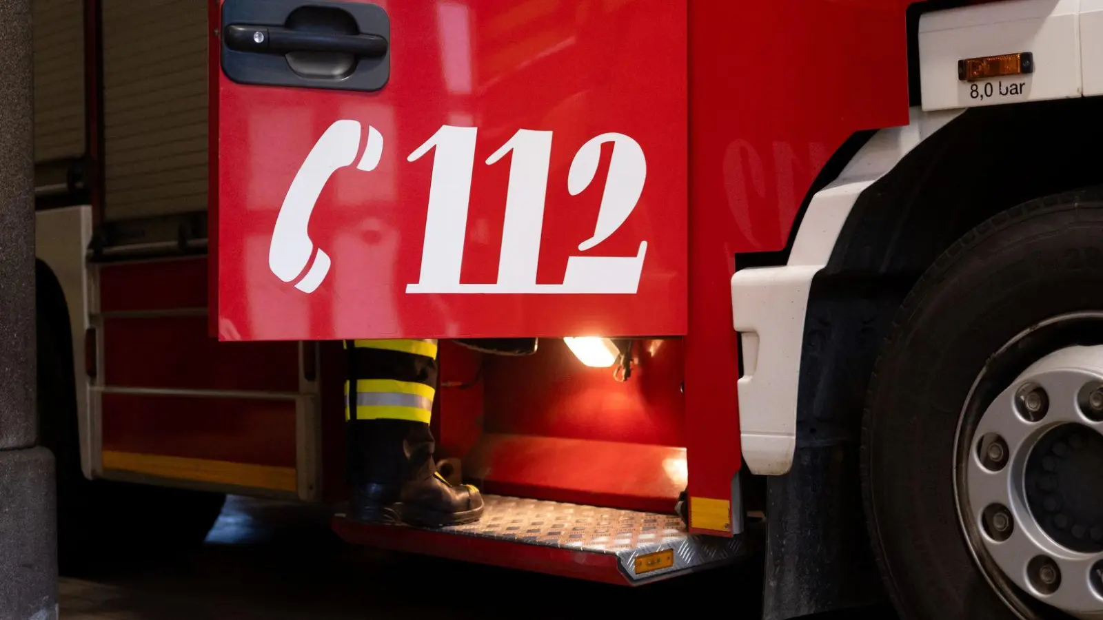 Die Feuerwehr verhinderte, dass die Flammen auf benachbarte Gebäude übergriffen. (Symbolbild)  (Foto: Niklas Treppner/dpa)