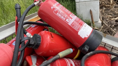 Auch Feuerlöscher wurden in der Nähe des Osingsees entsorgt. (Symbolbild: Karl-Heinz Panzer)