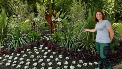 Gartenmeisterin Tamara Sand freut sich über die exotischen Gewächse im Rundbeet in der Lindenallee. Vorbild für die neue Gestaltung waren Abbildungen aus dem frühen 20. Jahrhundert. (Foto: Lara Hausleitner)