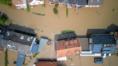 Werden Immobilien durch Unwetter beschädigt, springen oft Versicherungen ein. Doch nach Schadensfällen kommt es immer mal dazu, dass Anbieter bestehende Verträge kündigen. (Foto: Andreas Arnold/dpa/dpa-tmn)