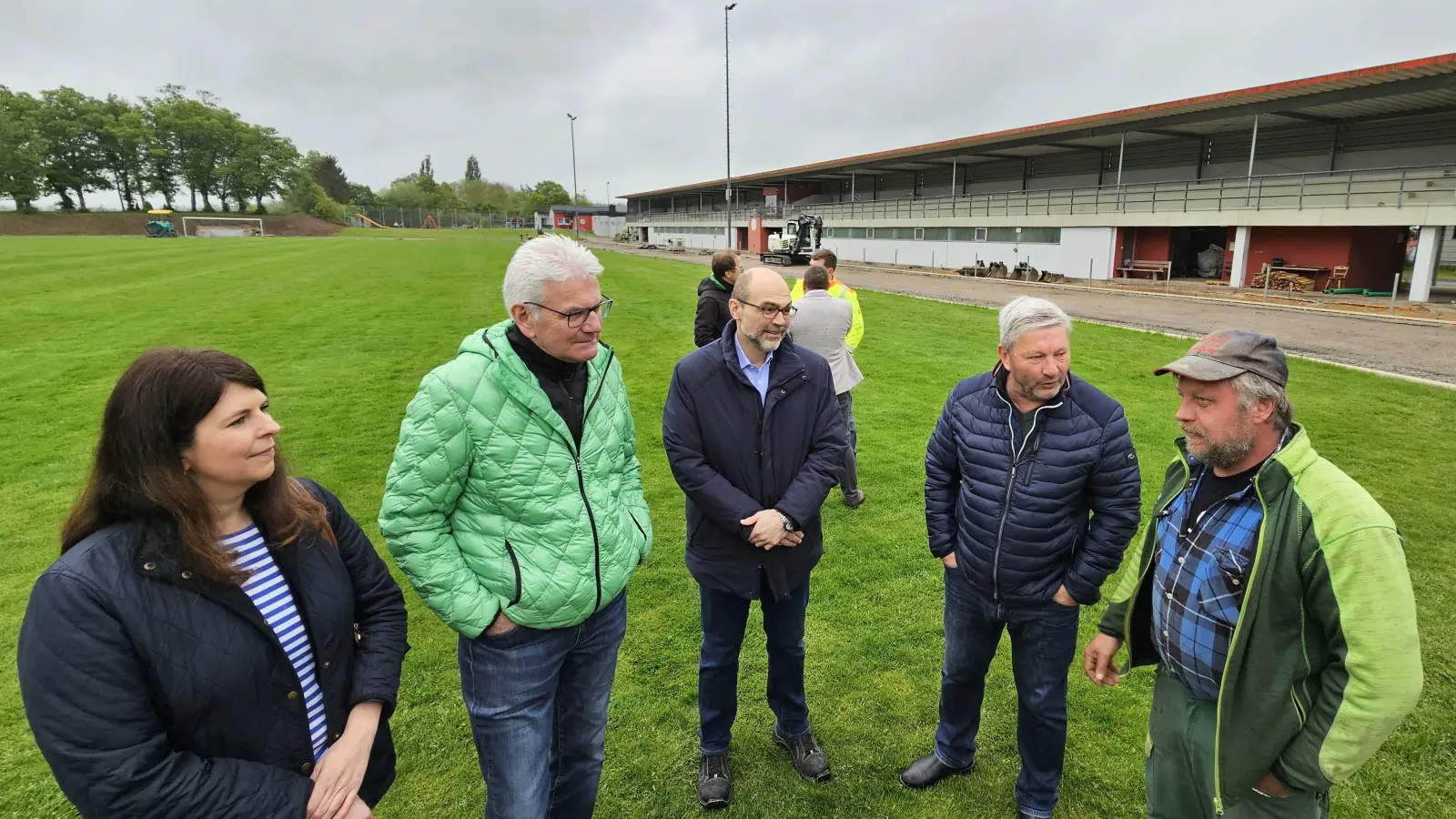 Baustellenbesuch bei Nieselregen: CSU-Ortsvorsitzende Stefanie Nejedlo, MdB Artur Auernhammer, Bürgermeister Markus Liebich und TVL-Vorsitzender Rüdiger Schuler (von links) ließen sich von Firmenchef Marco Drexler (rechts) den Stand der Stadion-Sanierung erläutern. (Foto: Wolfgang Grebenhof)