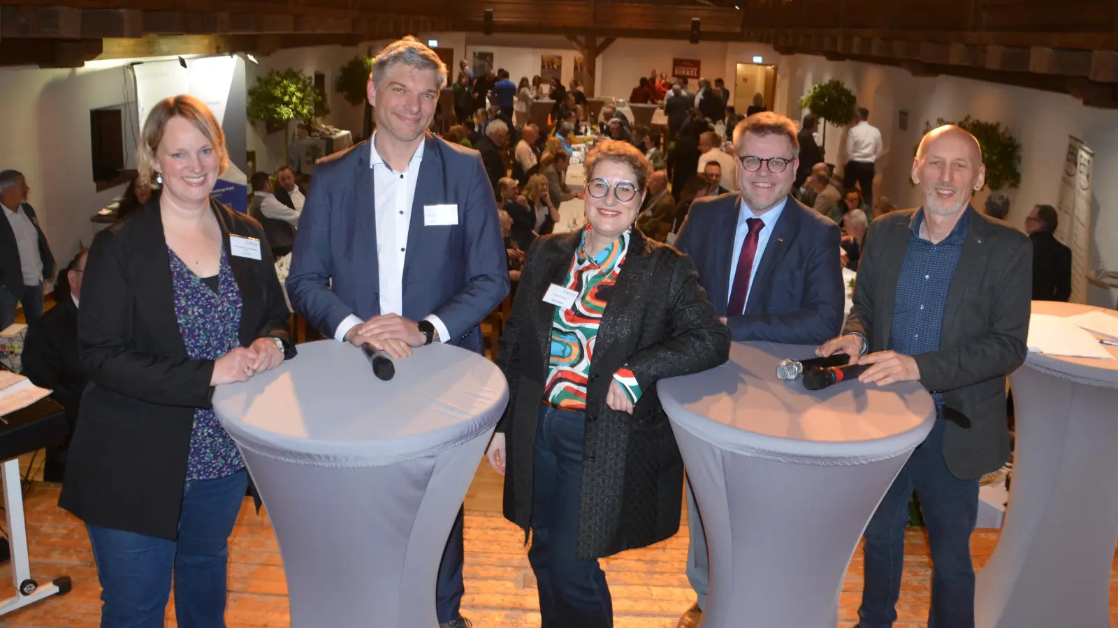 Anne Bock, Johannes Stegmann, Nicole Osbelt, Stefan Horndasch und Peter Cahn (von links) nahmen an der Diskussionsrunde beim Empfang der Wirtschaft im Landkreis Ansbach teil. (Foto: Peter Tippl)