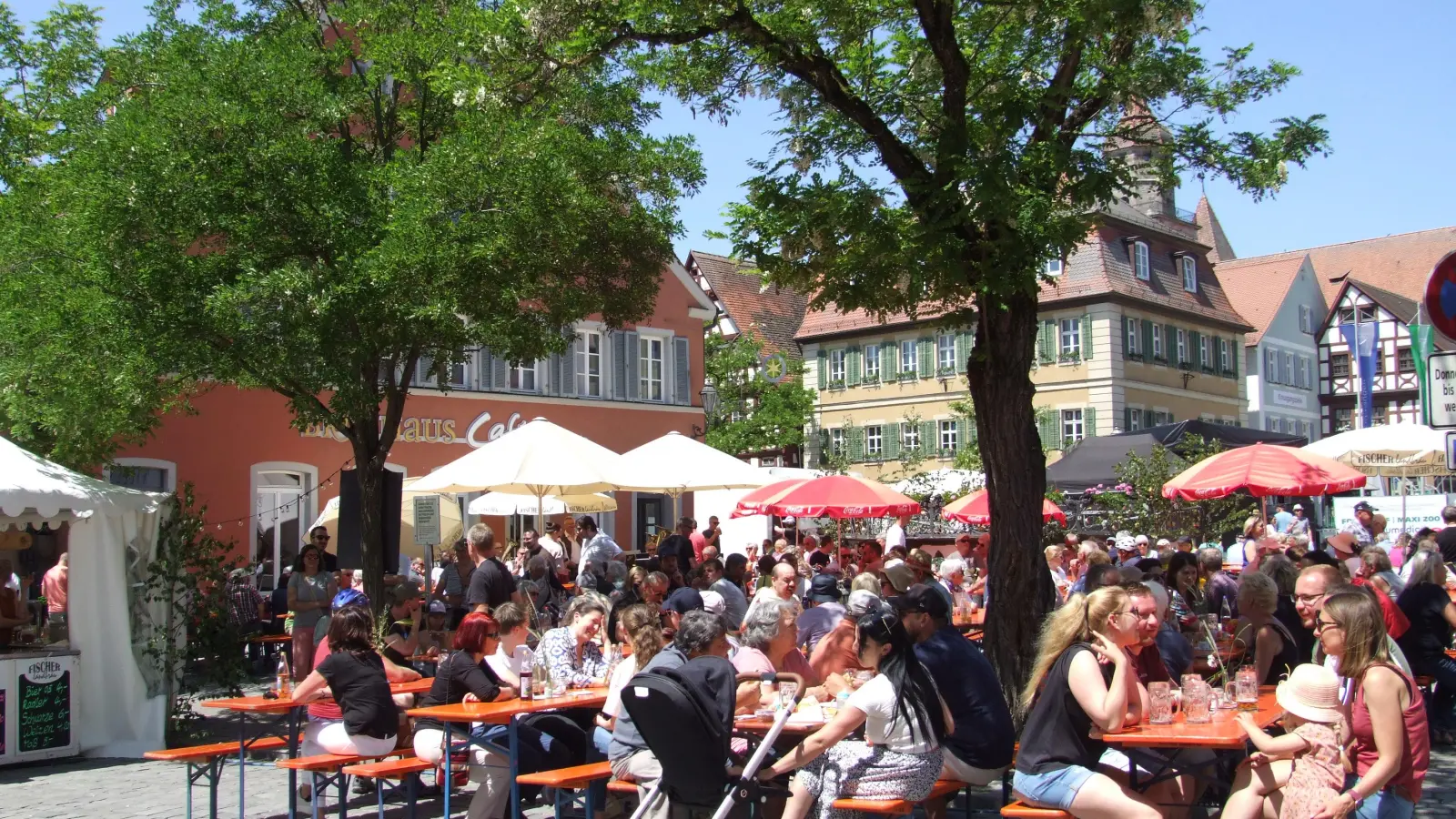 Beim diesjährigen Feuchtwanger Altstadtfest herrschte Bilderbuchwetter. Rund um den Röhrenbrunnen auf dem Marktplatz waren nur wenige Bierzeltgarnituren frei. Künftig soll die Traditionsveranstaltung immer am ersten Sonntag im Juni stattfinden. (Foto: Jasmin Kiendl)