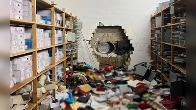 Durch ein großes Loch in der Wand waren die Täter in den Tresorraum gelangt. (Archivbild) (Foto: -/Polizei Gelsenkirchen/dpa)