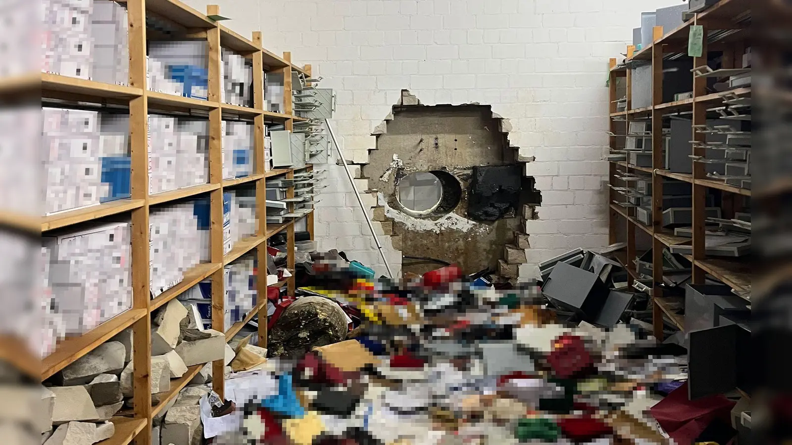 Durch ein großes Loch in der Wand waren die Täter in den Tresorraum gelangt. (Archivbild) (Foto: -/Polizei Gelsenkirchen/dpa)