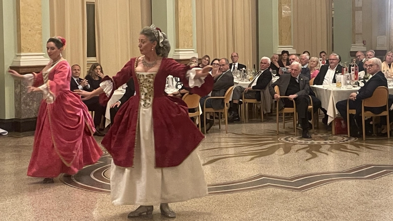 Das Duo Las Granadillas bereicherte die 60. Charterfeier des Rotary Clubs mit seinen Tänzen. (Foto: Gerhard Krämer)