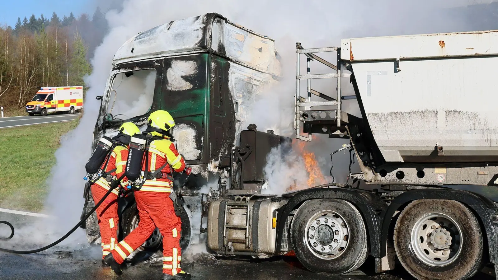 Der Fahrer konnte sich selbstständig in Sicherheit bringen.  (Foto: Ralf Hettler/dpa)