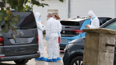 Am Tag danach ist die Spurensicherung weiter vor Ort. (Foto: Daniel Löb/dpa)