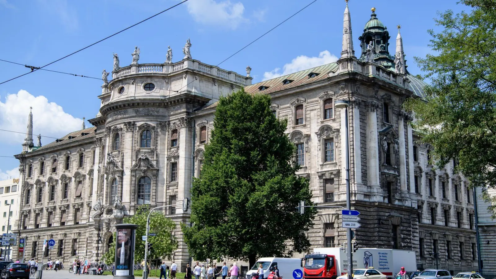Im Münchner Justizpalast wird das Landgericht München I verkünden, ob Suno mit seinen KI-generierten Songs Urheberrechte verletzt hat. (Archivbild) (Foto: Matthias Balk/dpa)