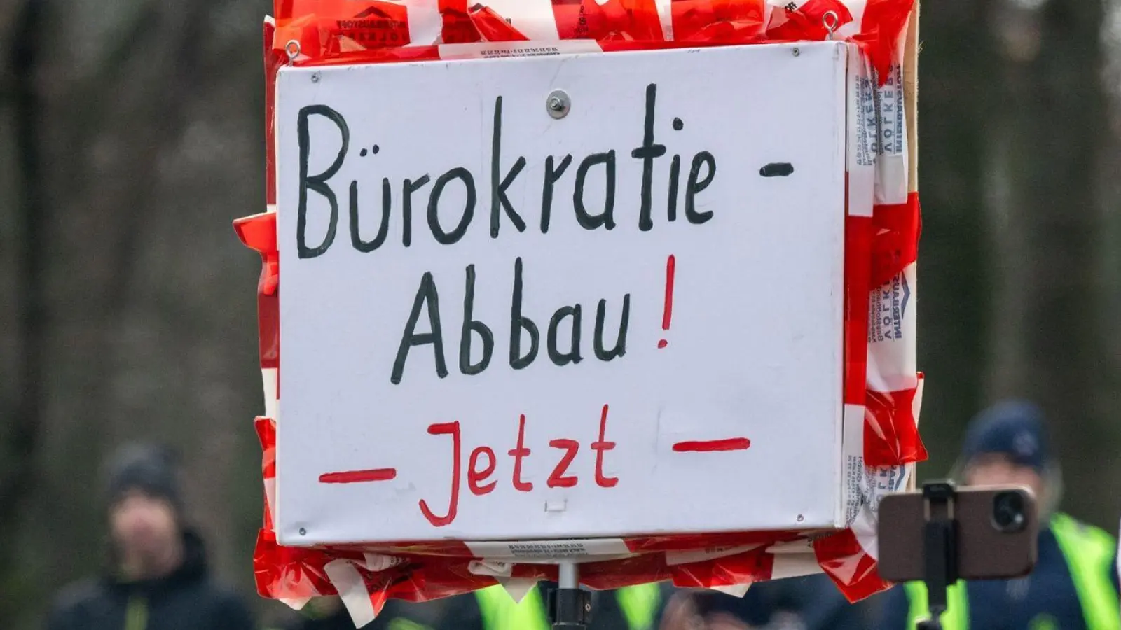 Der aktuelle wirtschaftspolitische Kurs der Ampel-Koalition kommt nicht gut weg - das geht aus der jüngsten Konjunkturumfrage des Mittelstandsverbundes hervor. Vor allem „überbordende Bürokratie“ mache den Standort Deutschland zunehmend unattraktiv. (Foto: Monika Skolimowska/dpa)