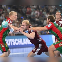 Hier geblieben: Magnus Saugstrup (l) und Albin Lagergren (r) packen energisch zu. (Foto: Angelika Warmuth/dpa)