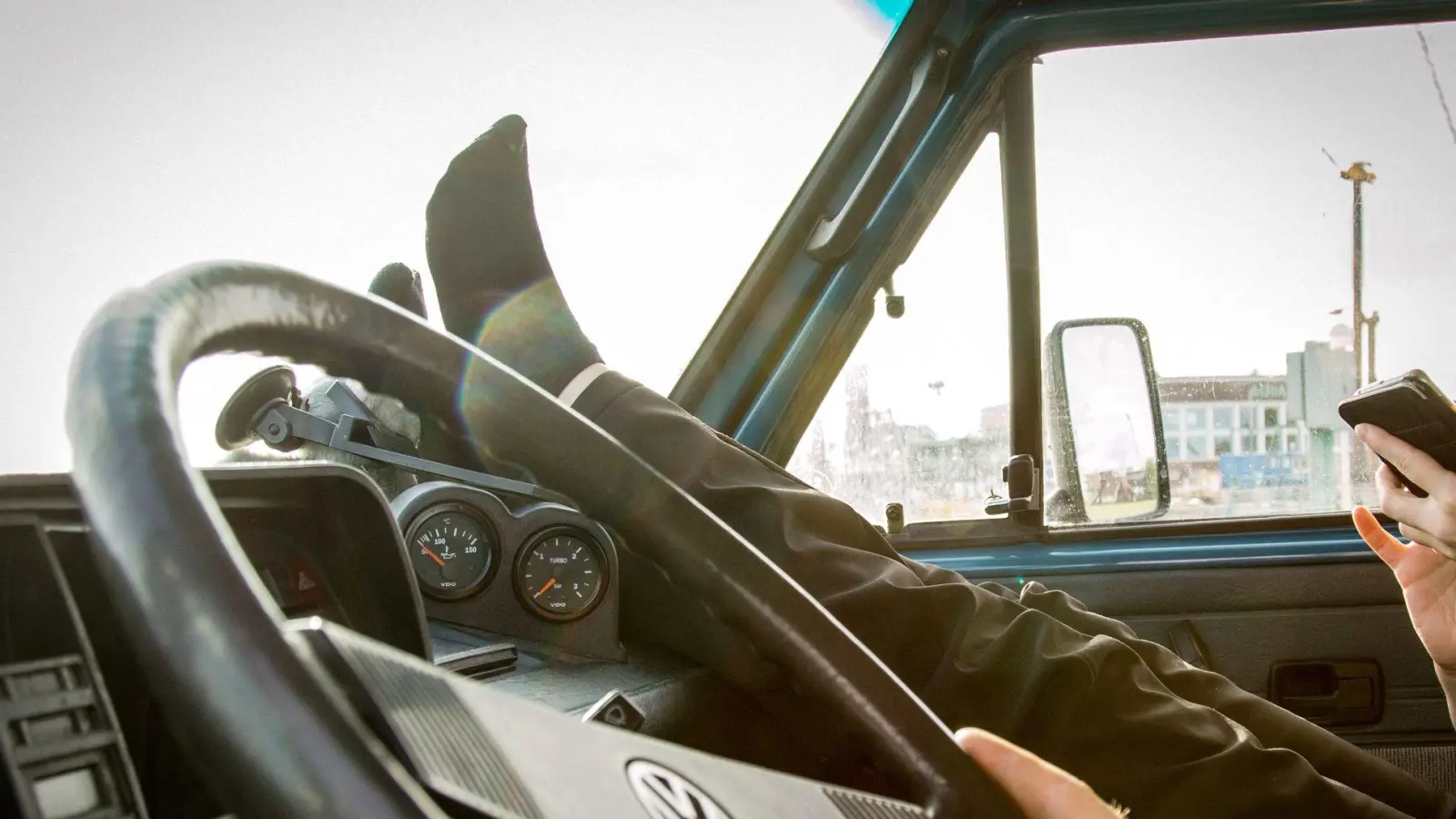 Füße hoch ist riskant: Bei einem Unfall drohen so schwere Verletzungen und auch der Sicherheitsgurt wirkt nicht richtig. (Foto: Christin Klose/dpa-tmn)