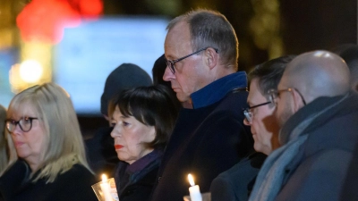 Bundeskanzler Friedrich Merz, seine Ehefrau Charlotte Merz und Simone Borris , Oberbürgermeisterin von Magdeburg, nehmen ein Jahr nach dem Anschlag auf dem Magdeburger Weihnachtsmarkt an einer Lichterkette nach der Gedenkveranstaltung in der Johanniskirche teil.  (Foto: Hendrik Schmidt/dpa)