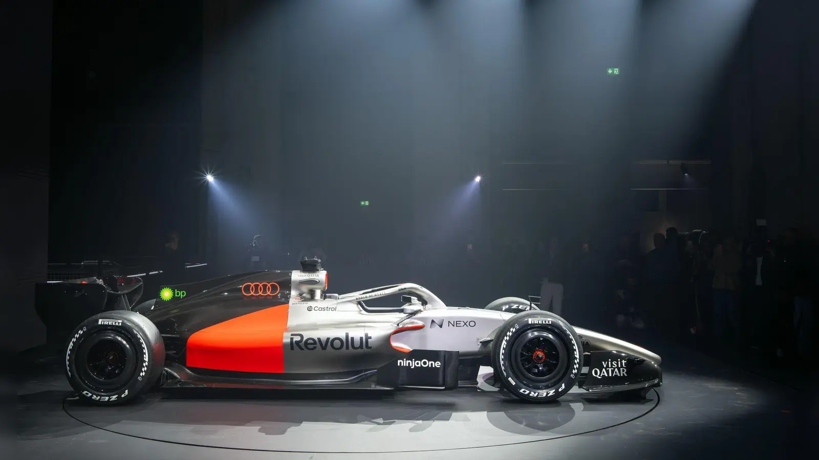 Lackierungsgeheimnis gelüftet: Der Rennwagen R26 von Audi Revolut für die Formel 1 wurde von Scheinwerfern beleuchtet. (Foto: Soeren Stache/dpa)