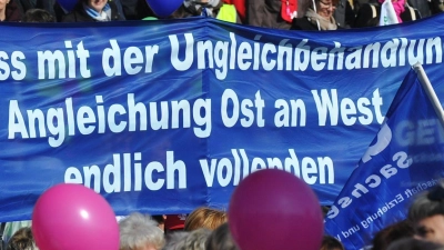 In den letzten zehn Jahren lag die Lohnschere zwischen den neuen und alten Bundesländern bei über 800 Euro. (Foto: Matthias Hiekel/dpa-Zentralbild/dpa)