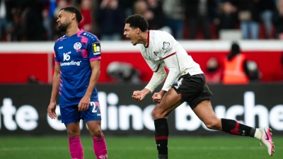 Leverkusens Jarell Quansah jubelt über den Ausgleich.  (Foto: Marius Becker/dpa)