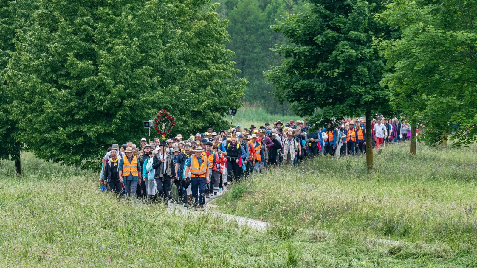 Die Regensburger Fußwallfahrt nach Altötting hatte in diesem Jahr nach Veranstalterangaben einen großen Teilnehmer-Zuwachs. (Foto: Armin Weigel/dpa)