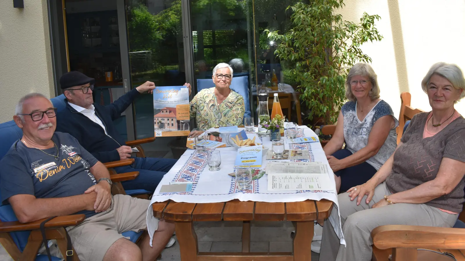 Harry Steziwka, Karl-Heinz Haag, Irene Oeder, Bärbel Franz und Ingrid Tisch-Rottensteiner (von links) vom Neustädter Seniorenrat, haben mit Blick auf den Seniorentag am 20. Juni in Neustadt noch einiges zu besprechen. (Foto: Ute Niephaus)