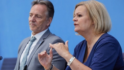 Bundesinnenministerin Nancy Faeser (SPD) sprach bei der Vorstellung des Bundeslagebild zur Organisierten Kriminalität von „drastischer Gewalt“. (Foto: Jörg Carstensen/dpa)