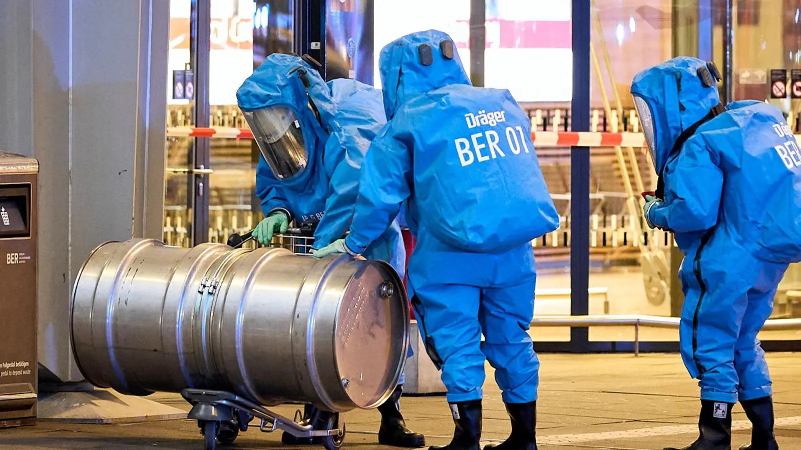 Einsatzkräfte der Feuerwehr sind nach dem Gefahrgutalarm am Terminal 1 des Flughafens BER im Einsatz. (Foto: Michael Ukas/dpa)