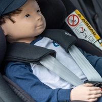 Nur mal kurz allein lassen? Schläft ein Kind auf dem Rücksitz im Auto, können sommerliche Temperaturen lebensgefährlich werden. (Foto: Mark von Nordheim/ADAC/ABGEDREHT/dpa-tmn)