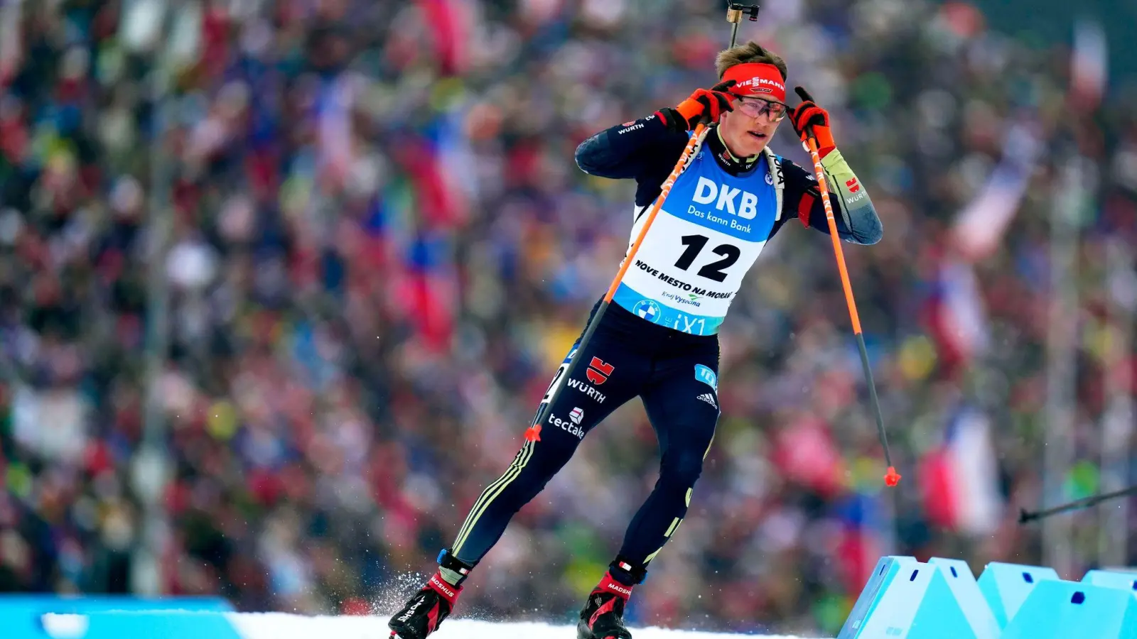 Benedikt Doll machte in der Verfolgung acht Plätze gut. (Foto: Petr David Josek/AP/dpa)