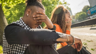 Die Trennung ist nicht mehr zu vermeiden: Für beide beginnt ein Leidensweg. Frauen hilft das Reden darüber. Das sollten auch Männer tun - doch die verdrängen meist eher.  (Foto: Christin Klose/dpa Themendienst/dpa-tmn)