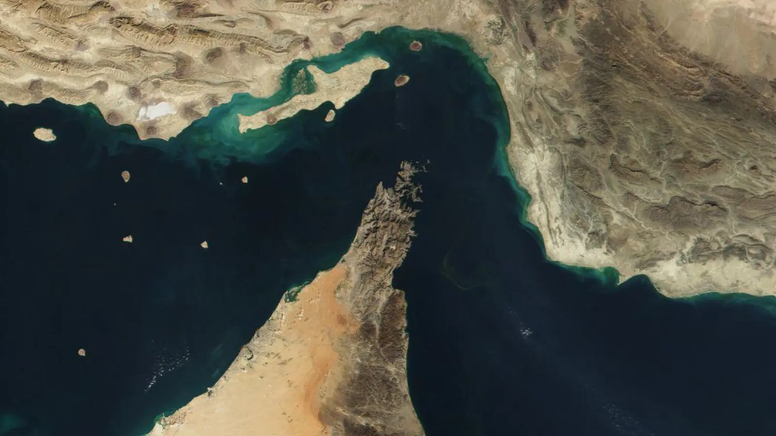 Die Straße von Hormus ist eine ebenso enge wie wichtige Handelsroute. (Archivbild)  (Foto: -/The Visible Earth/NASA/dpa)