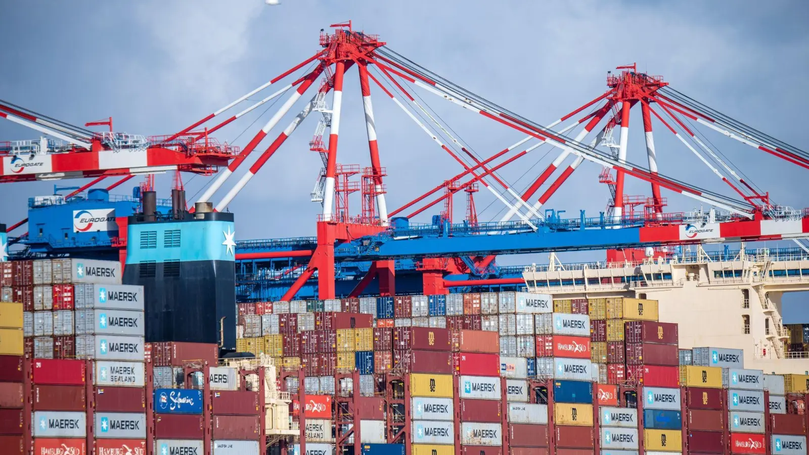 Containerschiffe liegen am Tiefwasserhafen Jade-Weser-Port in Wilhelmshafen. (Foto: Sina Schuldt/dpa)