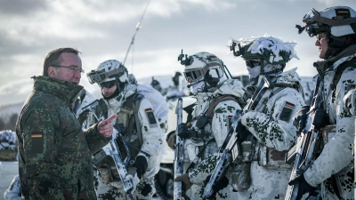 Pistorius bei Gebirgsjägerübung im Hohen Norden (Foto: Kay Nietfeld/dpa)