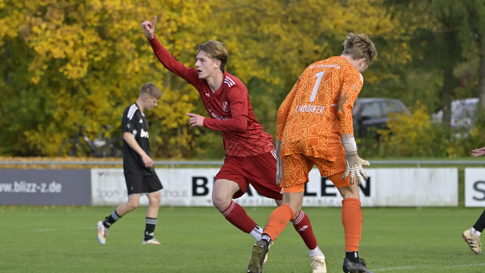 Das war der erste Streich: Julius Schöniger (in Rot) hatte hier gerade das 1:0 für Neuendettelsau erzielt, der geschlagene Feuchtwanger Torwart Jens Lindörfer ärgert sich mächtig. (Foto: Martin Rügner)