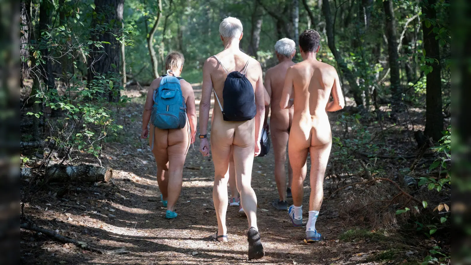 Auf Nackt-Wanderwegen können die Menschen nackig oder mit Klamotten spazieren gehen. (Archivbild) (Foto: Philip Dulian/dpa)
