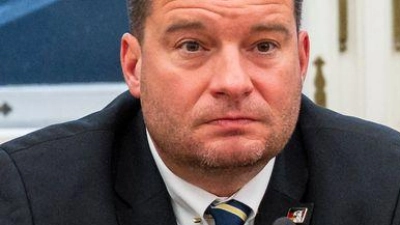 Der Angeklagte ließ sich durch drei Anwälte vertreten. (Foto: Daniel Vogl/dpa)