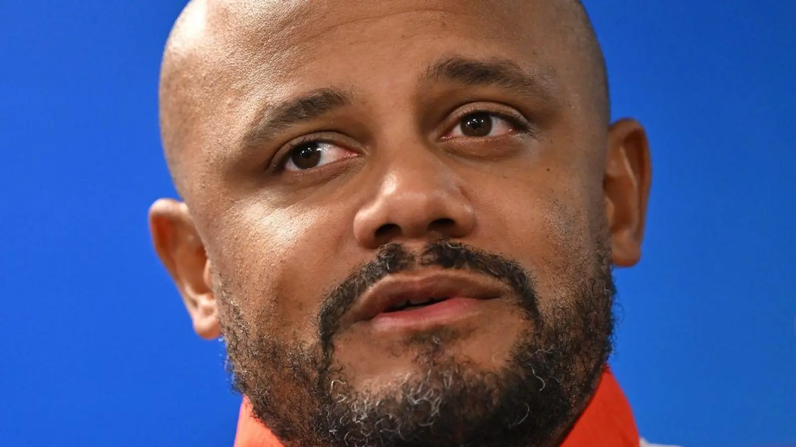 Vincent Kompany erklärt, warum Neuer nicht von Beginn an spielen kann. (Foto: Peter Kneffel/dpa)